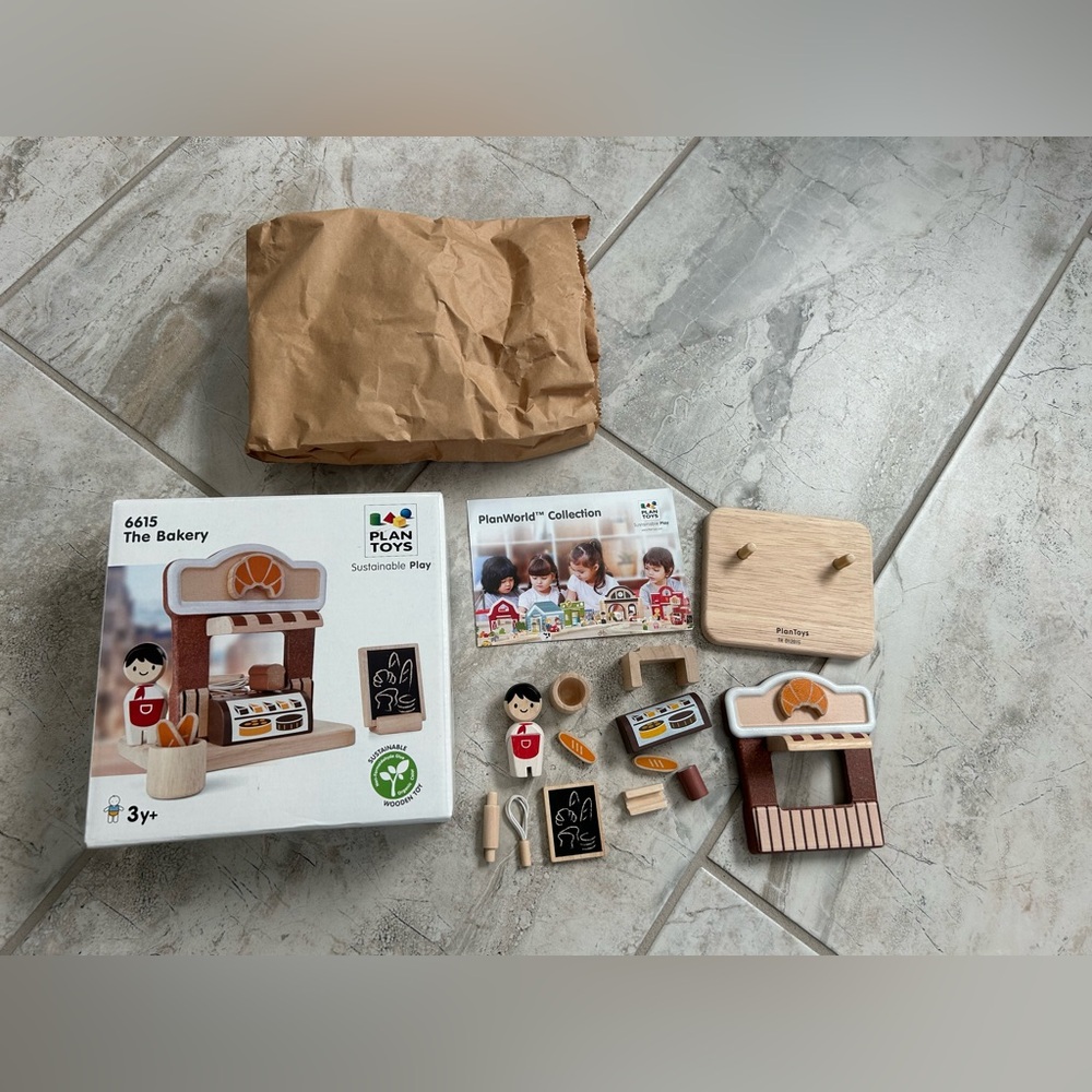 NIB PlanToys Plan Toys PlanWorld Minis 6615 The Bakery
Brand new in box! Retired